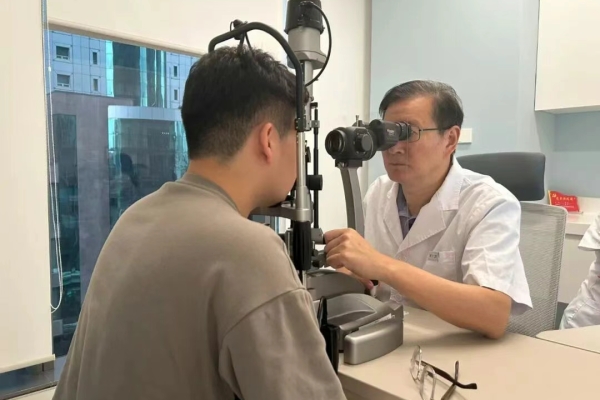 醫(yī)德醫(yī)風(fēng) | 愛(ài)爾眼科李拓：懷仁心步履不停，用人文溫度點(diǎn)亮每一分光明希望