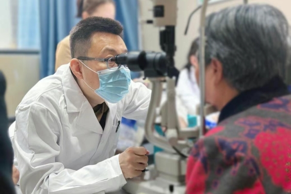 醫(yī)德醫(yī)風(fēng)丨愛(ài)爾眼科吳桐：以仁心鑄醫(yī)魂，做眼眶病患者的“光明守護(hù)者”